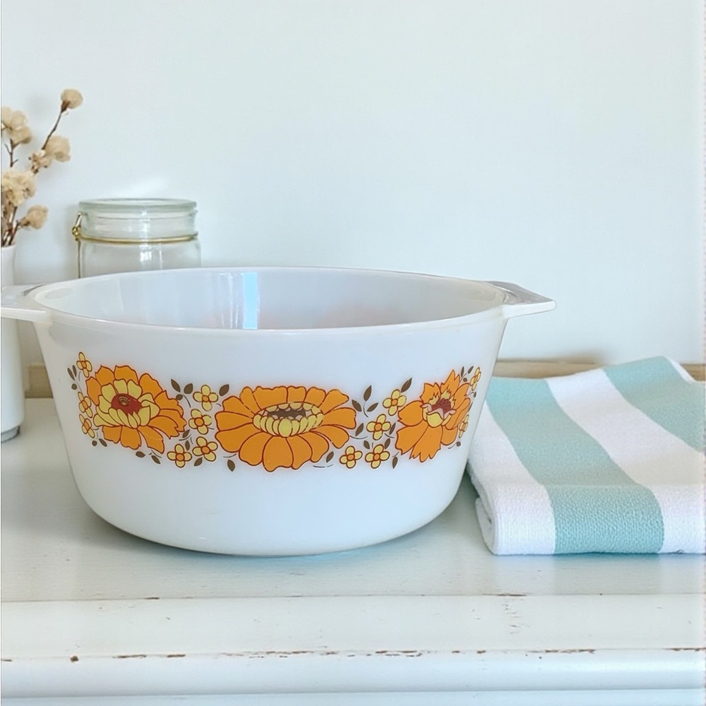 Vintage 70’s JAJ Pyrex Marigold / Sunflower Design Casserole Dish